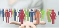 Viele bunte diverse Männchen auf einer Hand. Das Bild hat verschwommenen hellgrauen Hintergrund.