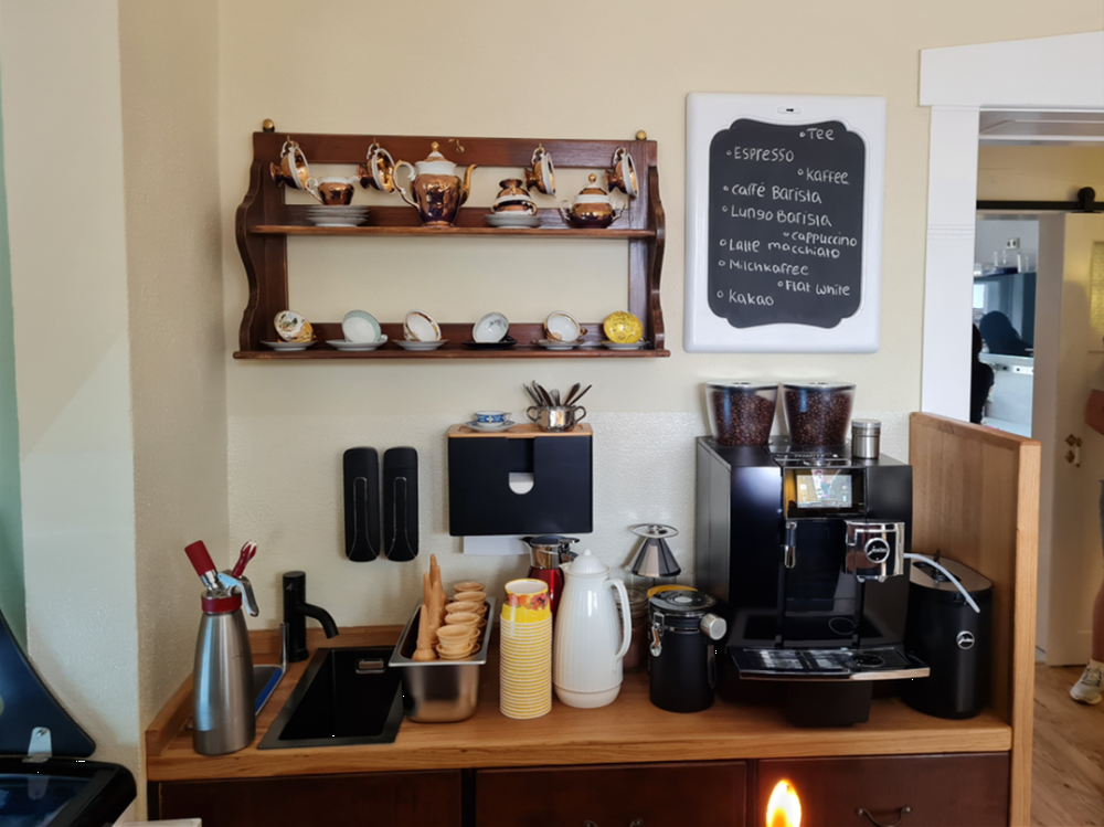 Professionelle Kaffeestation mit Siebträgermaschine und Menü im Bewirtungsbereich des Café Miteinander in Geyer