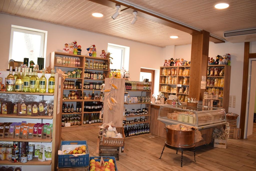 im neuen Verkaufsraum finden allerhand regionale Produkte sowie Biowaren ihren Platz im neuen Verkaufsraum finden allerhand regionale Produkte sowie Biowaren ihren Platz (Link öffnet sich in einem Popupfenster mit vergrößerter Ansicht des Bildes.)