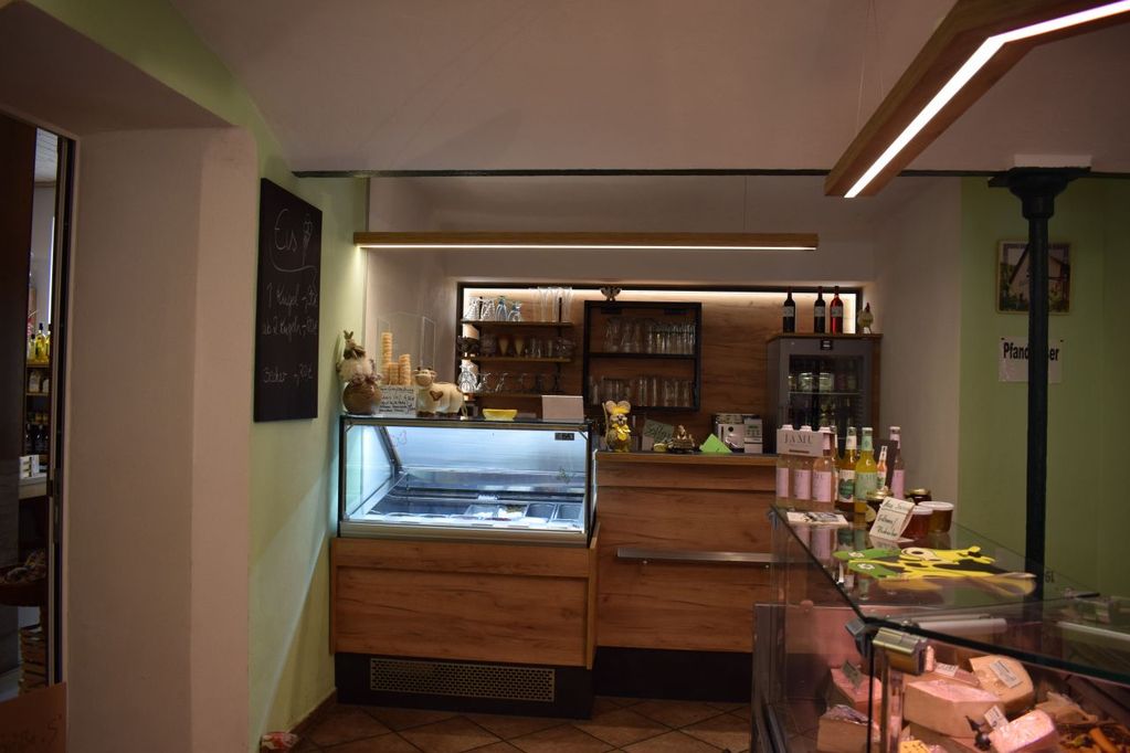 neue Theke für das Eis aus eigenen Produktion neue Theke für das Eis aus eigenen Produktion (Link öffnet sich in einem Popupfenster mit vergrößerter Ansicht des Bildes.)