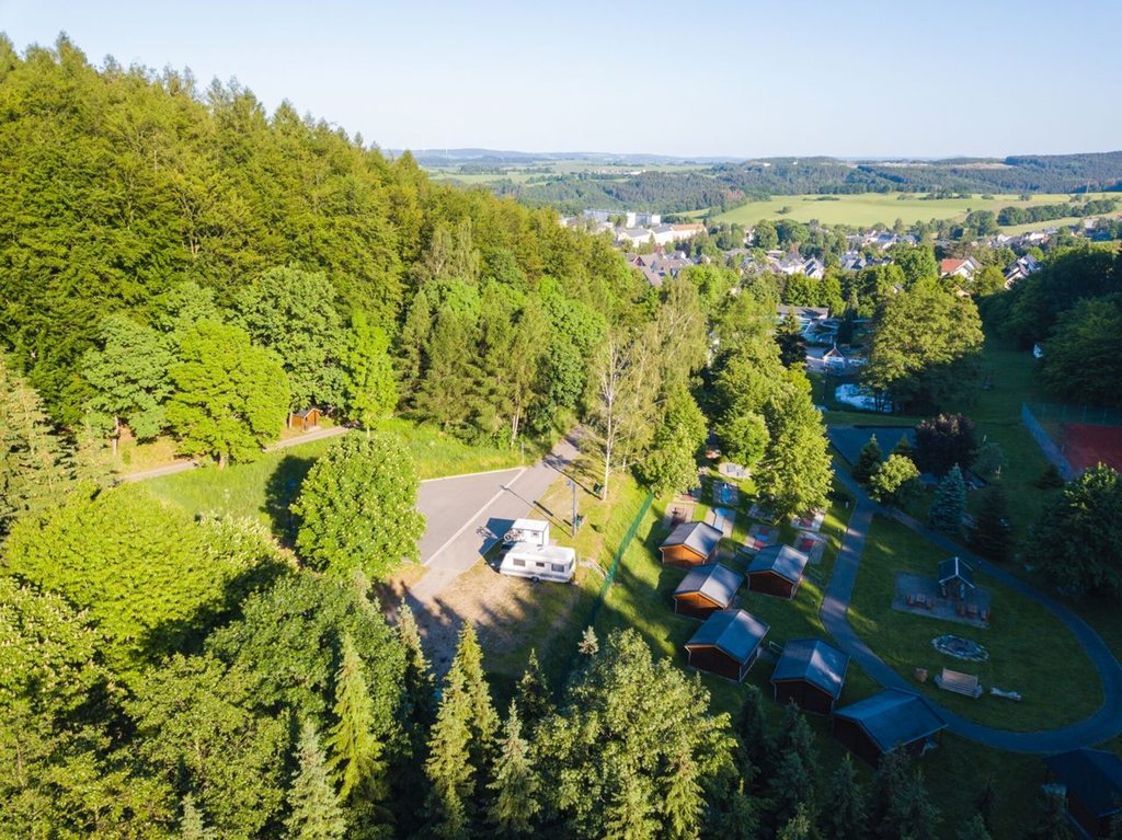 Luftbildaufnahme mit Blick auf die Wohnmobilstellplätze am Erlebnisland Kegelsberg in Gelenau (Link öffnet Bild vergrößert in einem Popupfenster)