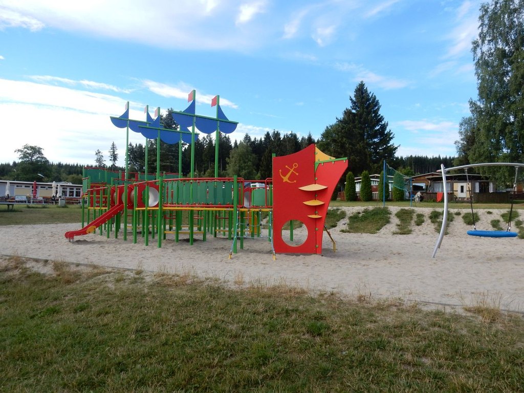 (Link öffnet sich in einem Popupfenster mit vergrößerter Ansicht des Bildes) neu entstandener Spielplatz an der Südseite des Greifenbachstauweihers (Link öffnet sich in einem Popupfenster mit vergrößerter Ansicht des Bildes)