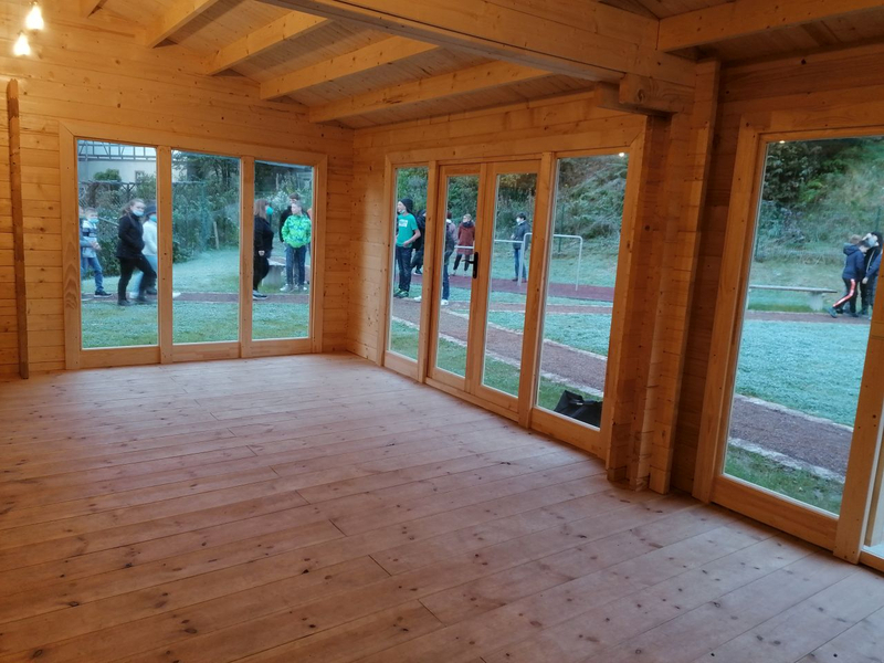 für den Unterricht, für Ganztagsangebote oder das gemütliche Abschlussfest - das Blockbohlenhaus bietet viele Möglichkeiten (Link öffnet Bild vergrößert in einem Popupfenster)