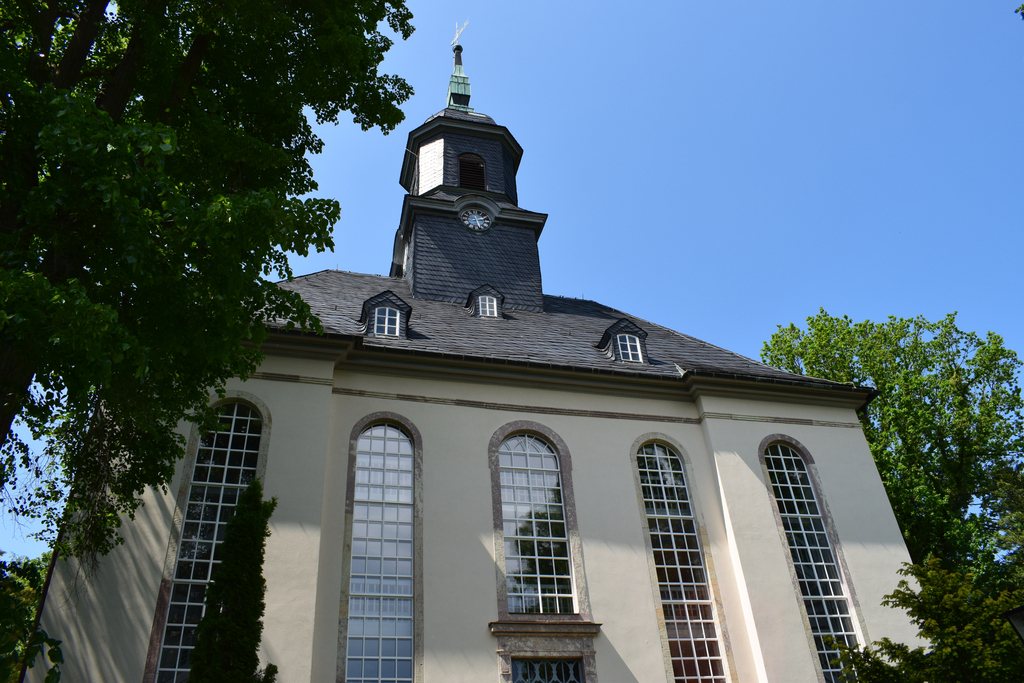 Barocke Kirche in Gornsdorf im Erzgebirge mit hohem Turm und großen Rundbogenfenstern (Link öffnet Bild vergrößert in einem Popupfenster)