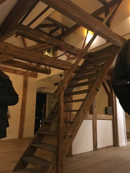 Rustikale Holztreppe führt in einen ausgebauten Dachraum mit offenem Gebälk und Holzdielen. (Link öffnet Bild vergrößert in einem Popupfenster)